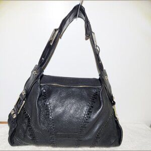 BCBGMAXAZRIA EXTRA-LARGE BLACK LEATHER SHOULDER HANDBAG WITH A ZIP CLOSURE